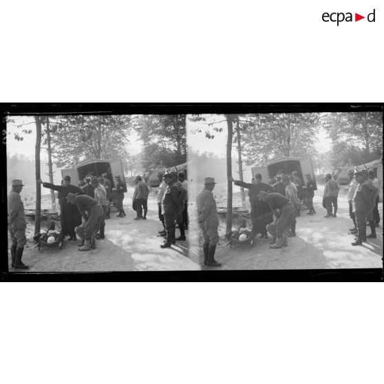 Route du Four de Paris : chargement des blessés dans une auto sanitaire. [légende d’origine]