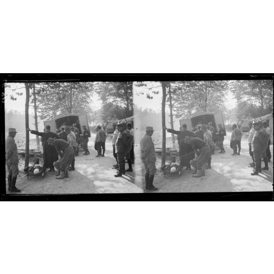 Route du Four de Paris : chargement des blessés dans une auto sanitaire. [légende d’origine]