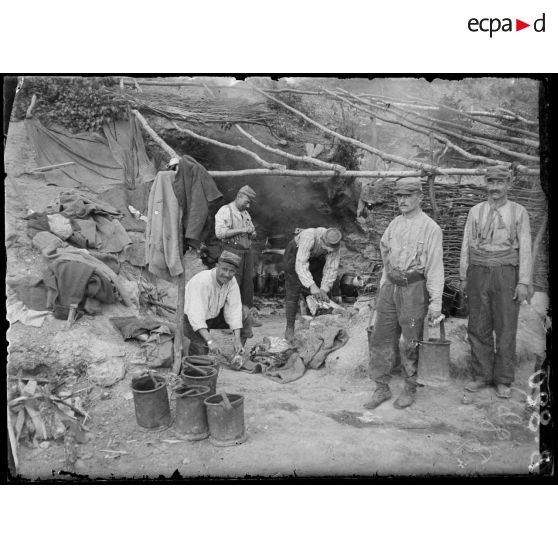 Camp Déville : route du Four de Paris, cuisines de soldats dans une cagna. [légende d’origine]