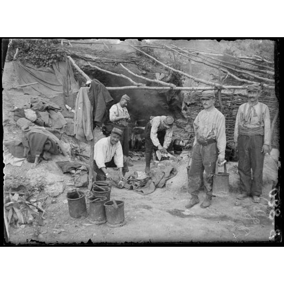 Camp Déville : route du Four de Paris, cuisines de soldats dans une cagna. [légende d’origine]