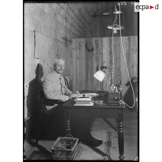 Le général Coutanceau, gouverneur de Verdun. [légende d’origine]