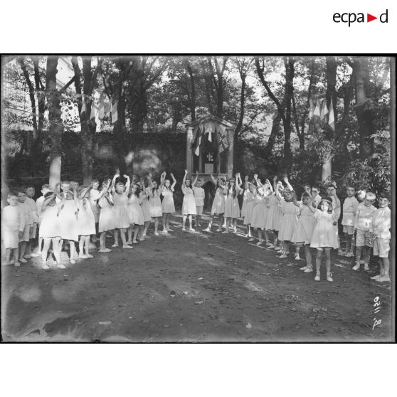 CRP Paris. Cantine de M. Viviani installée hôtel Biron pour les enfants pauvres du quartier. Fête costumée organisée par Melle Régnier, de l’opéra, figure de ballet, dans le parc de l’hôtel Biron. [légende d’origine]