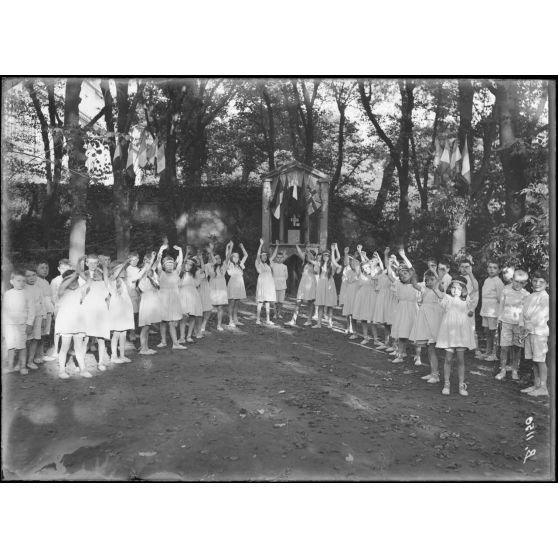 CRP Paris. Cantine de M. Viviani installée hôtel Biron pour les enfants pauvres du quartier. Fête costumée organisée par Melle Régnier, de l’opéra, figure de ballet, dans le parc de l’hôtel Biron. [légende d’origine]