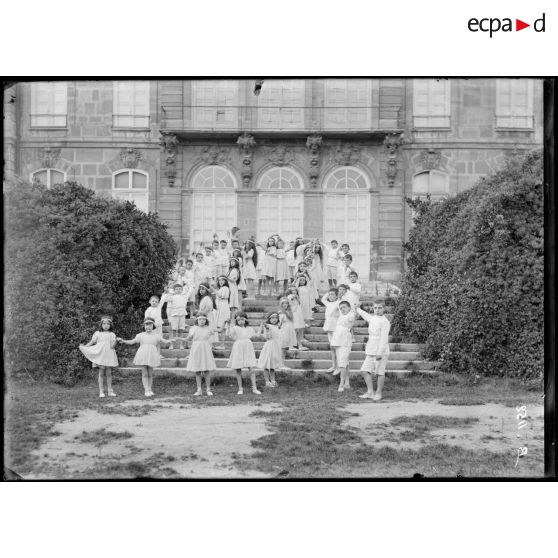 CRP Paris, farandole dirigée par Melle Régnier. [légende d’origine]