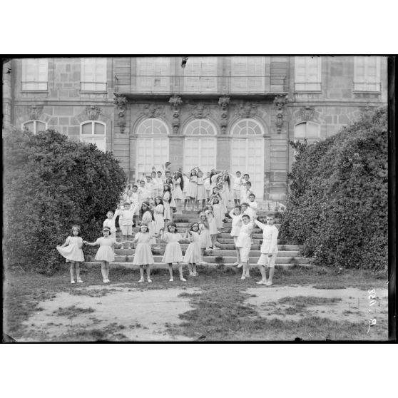 CRP Paris, farandole dirigée par Melle Régnier. [légende d’origine]