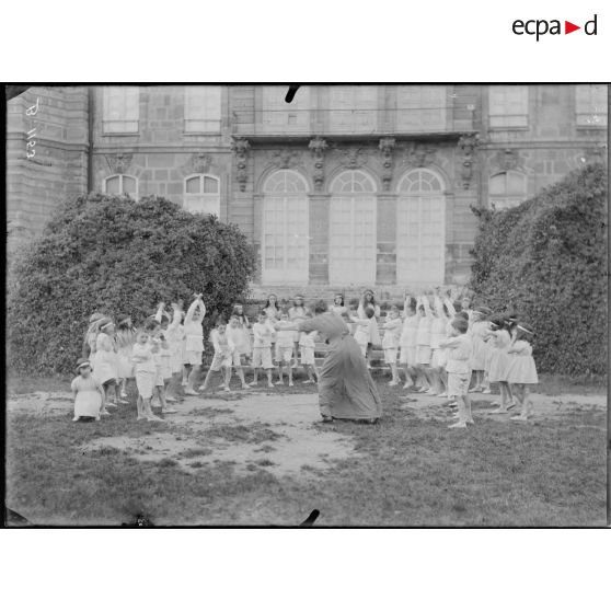 CRP Paris, figure de ballet dans le parc les forgerons. [légende d’origine]