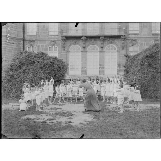 CRP Paris, figure de ballet dans le parc les forgerons. [légende d’origine]