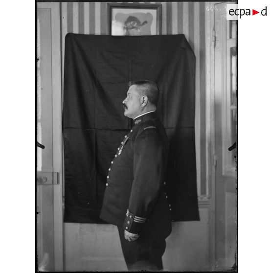 Ecole militaire. Le capitaine Lamblot. [légende d’origine]