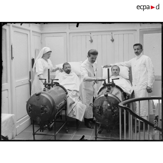 CRP Paris. Hôpital grec, rue Châteaubriand, salle de bain d’air surchauffé. [légende d’origine]