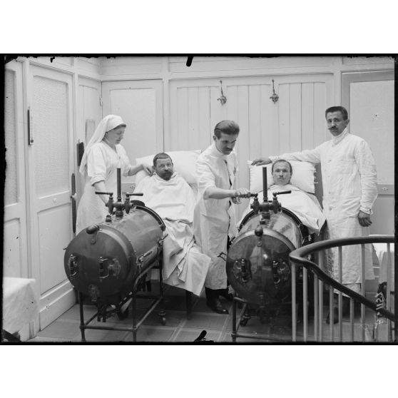 CRP Paris. Hôpital grec, rue Châteaubriand, salle de bain d’air surchauffé. [légende d’origine]