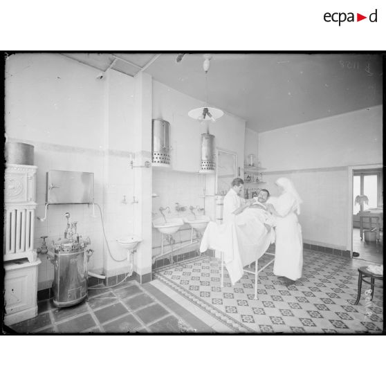 CRP Paris. Hôpital grec, rue Châteaubriand, salle d’opérations. [légende d’origine]