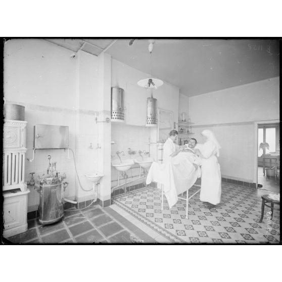 CRP Paris. Hôpital grec, rue Châteaubriand, salle d’opérations. [légende d’origine]