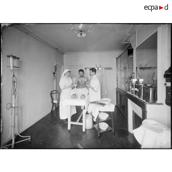 CRP Paris. Hôpital grec, rue Châteaubriand, salle de pansements. [légende d’origine]