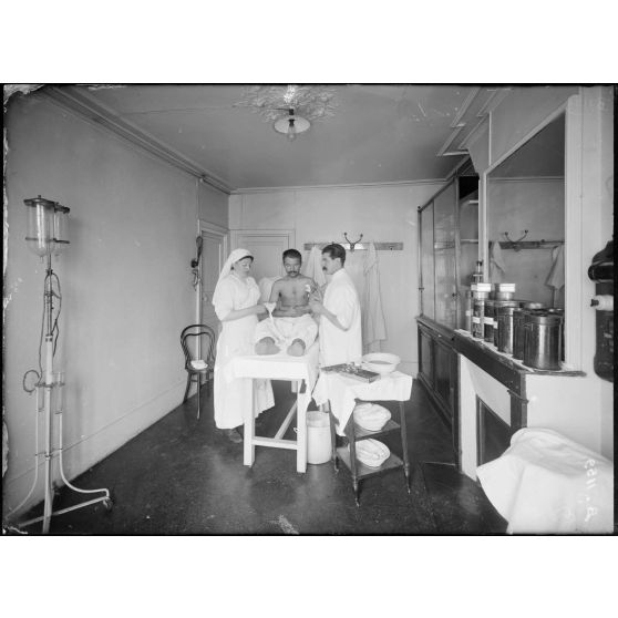 CRP Paris. Hôpital grec, rue Châteaubriand, salle de pansements. [légende d’origine]