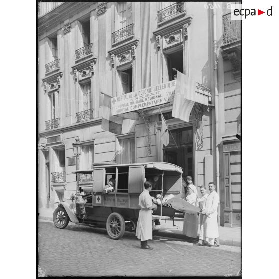 CRP Paris, façade sur la rue de l’hôpital, arrivée d’un blessé. [légende d’origine]