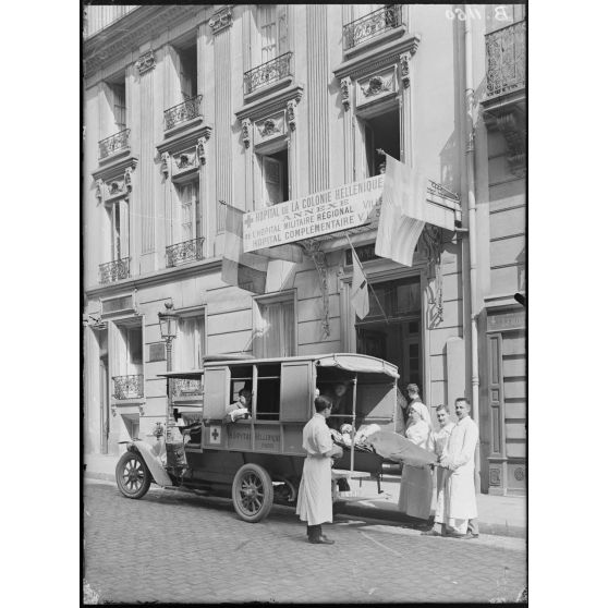 CRP Paris, façade sur la rue de l’hôpital, arrivée d’un blessé. [légende d’origine]