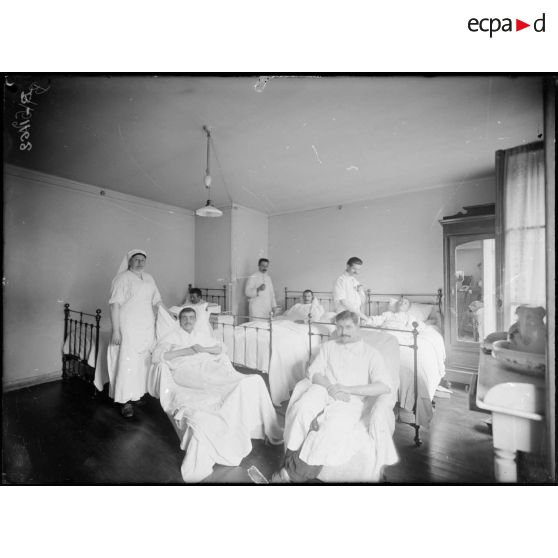 CRP Paris. Une salle de blessés. [légende d’origine]