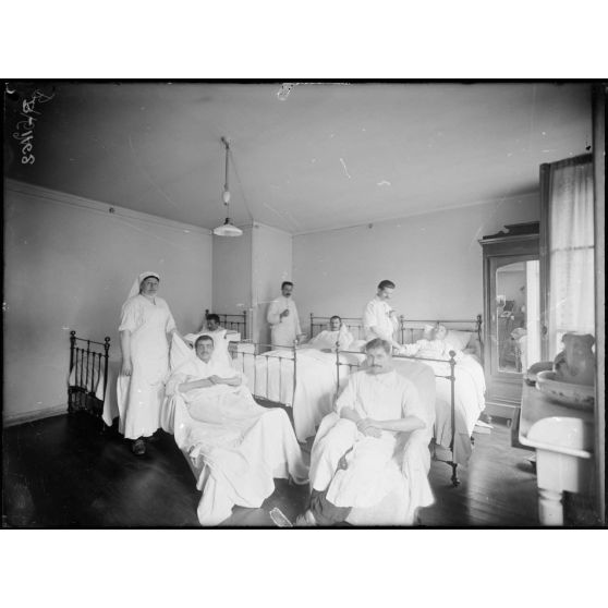 CRP Paris. Une salle de blessés. [légende d’origine]