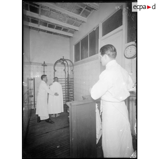 CRP Paris. Salle de douches. [légende d’origine]