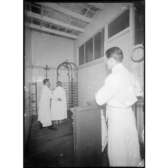 CRP Paris. Salle de douches. [légende d’origine]