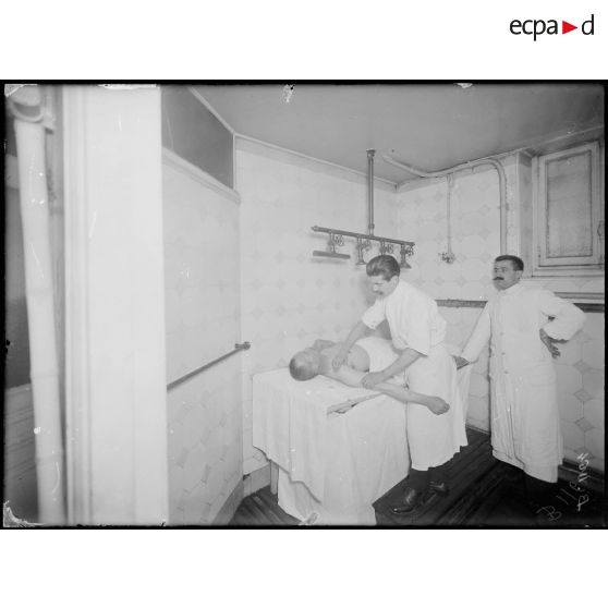 CRP Paris. Salle de massages. [légende d’origine]