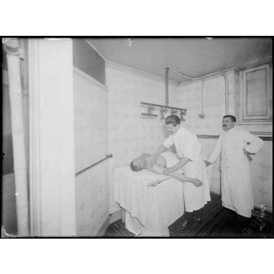 CRP Paris. Salle de massages. [légende d’origine]