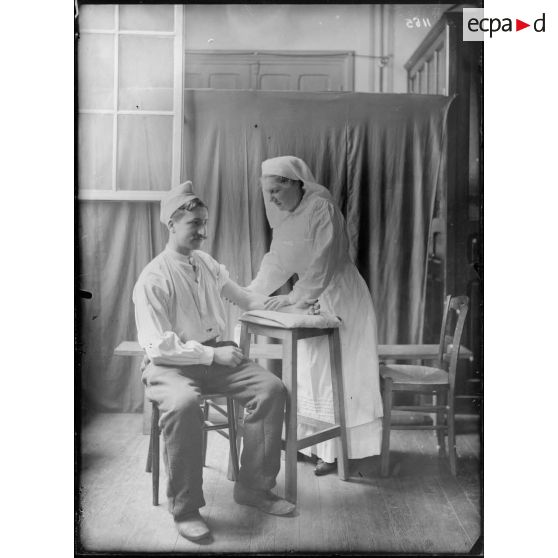 Hôpital des Arts et métiers. Boulevard de l’hôpital n°151. Mme Viviani massant un blessé. [légende d’origine]