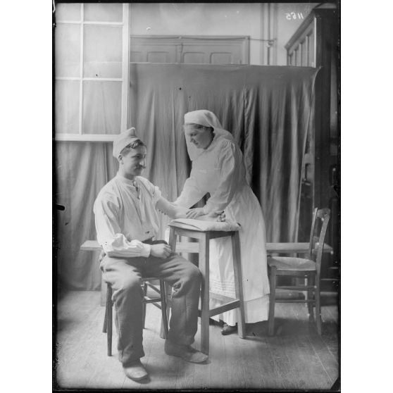 Hôpital des Arts et métiers. Boulevard de l’hôpital n°151. Mme Viviani massant un blessé. [légende d’origine]