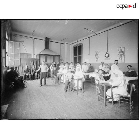 Hôpital des Arts et métiers. Salle de massages. [légende d’origine]