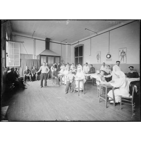 Hôpital des Arts et métiers. Salle de massages. [légende d’origine]