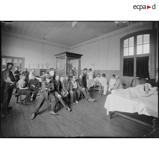 Hôpital des Arts et métiers. Salle de visites. [légende d’origine]