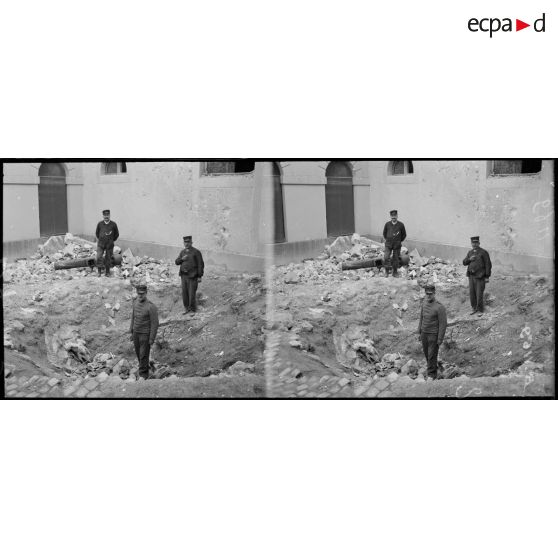 Reims, trou d’obus de 210 dans la cour de l’école de musique, rue des Elus. [légende d’origine]