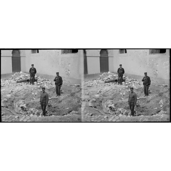 Reims, trou d’obus de 210 dans la cour de l’école de musique, rue des Elus. [légende d’origine]