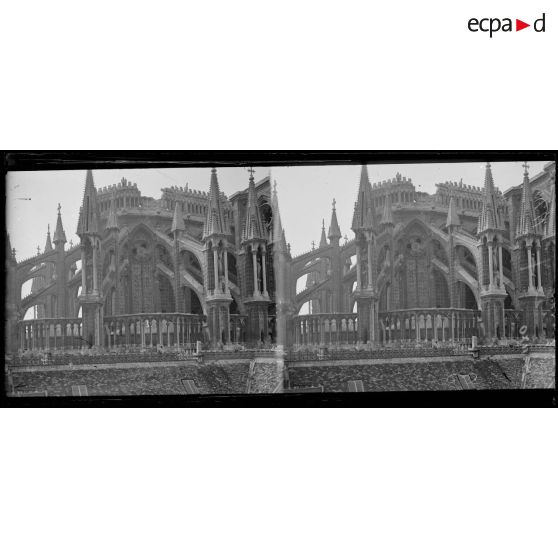 Reims : chevet de la cathédrale, partie abimée par un obus de 210. [légende d’origine]