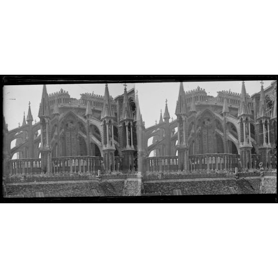 Reims : chevet de la cathédrale, partie abimée par un obus de 210. [légende d’origine]