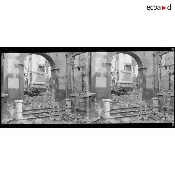 Reims : maison Renaissance rue de la Grue, porche intérieur avec cheminée et rampe en fer forgé. [légende d’origine]