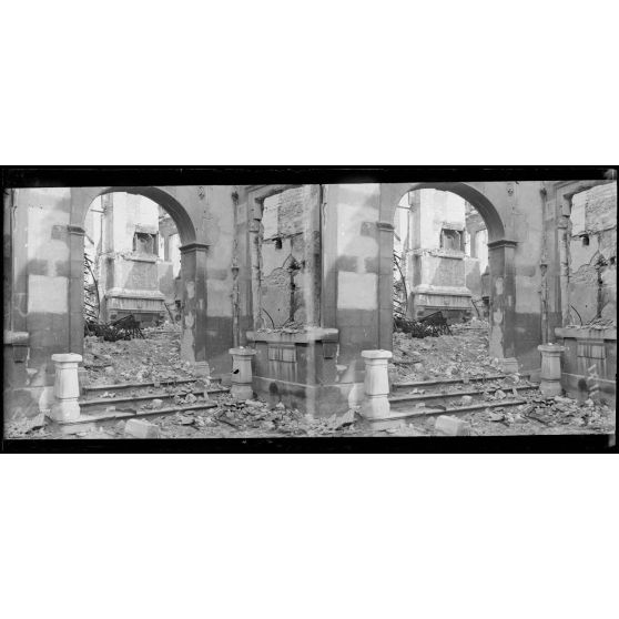 Reims : maison Renaissance rue de la Grue, porche intérieur avec cheminée et rampe en fer forgé. [légende d’origine]