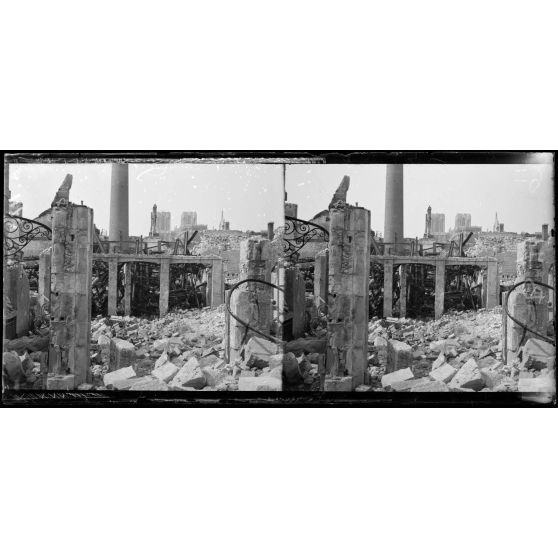 Reims : ruines de l’usine Margotin rue des 3 raisinets. [légende d’origine]