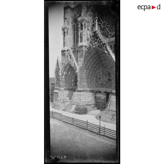 Reims : façade de la cathédrale, partie ayant souffert du feu. [légende d’origine]