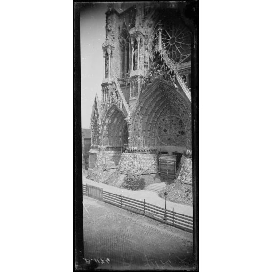 Reims : façade de la cathédrale, partie ayant souffert du feu. [légende d’origine]