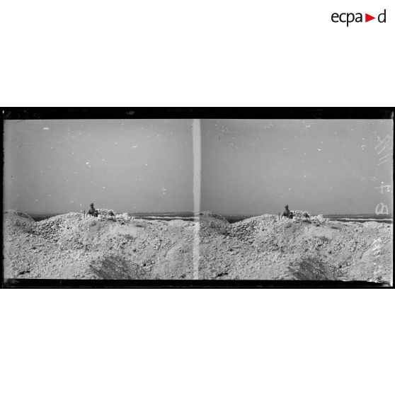 Secteur de la Butte de tir. Poste d’observation région de Cernay les Reims, officier du 147e d’infanterie examinant le terrain. [légende d’origine]