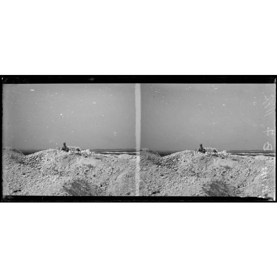 Secteur de la Butte de tir. Poste d’observation région de Cernay les Reims, officier du 147e d’infanterie examinant le terrain. [légende d’origine]