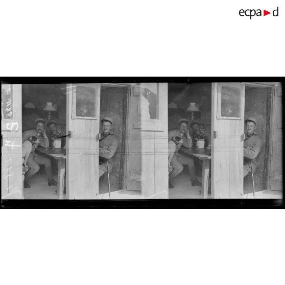 Secteur de la Butte de tir. Salle à manger des officiers de la 17e compagnie du 347e dans les tranchées de 1ère ligne. [légende d’origine]