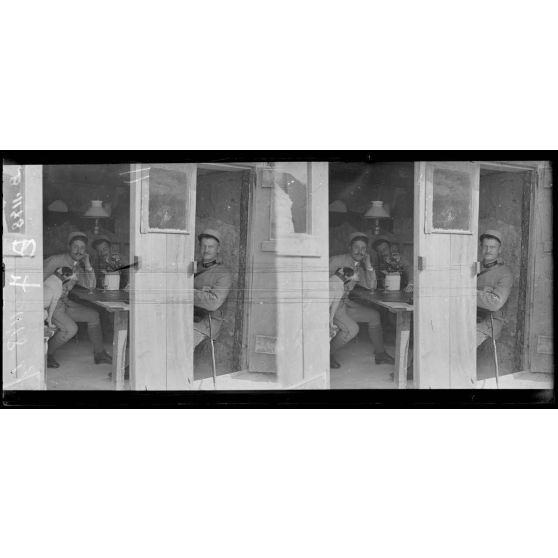 Secteur de la Butte de tir. Salle à manger des officiers de la 17e compagnie du 347e dans les tranchées de 1ère ligne. [légende d’origine]