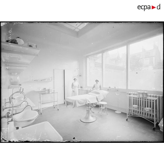 CRP Paris. Hôpital anglais. Salle d’opérations. [légende d’origine]