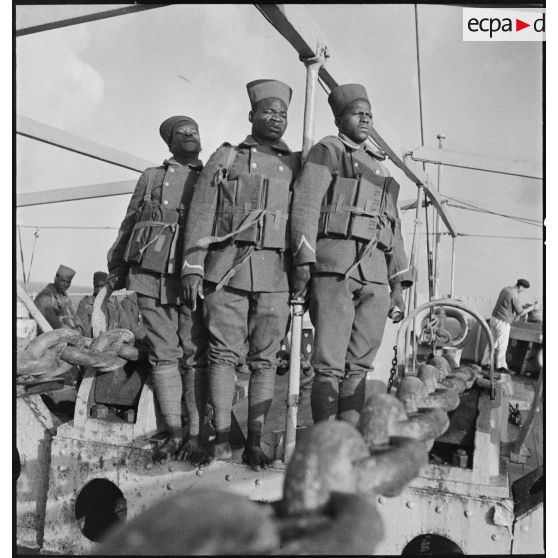 Tirailleurs sénégalais à bord du paquebot Brazza.