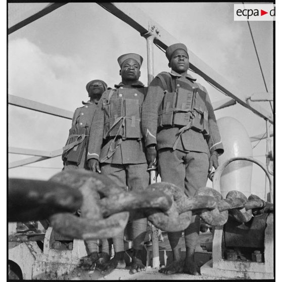 Tirailleurs sénégalais à bord du paquebot Brazza.