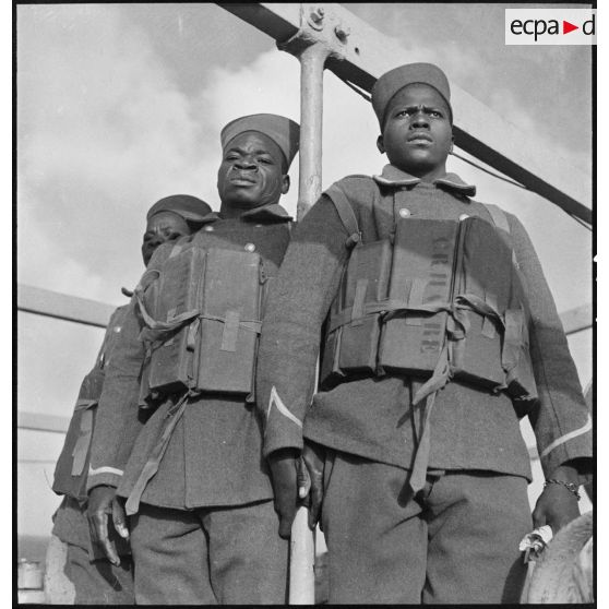 Tirailleurs sénégalais à bord du paquebot Brazza.