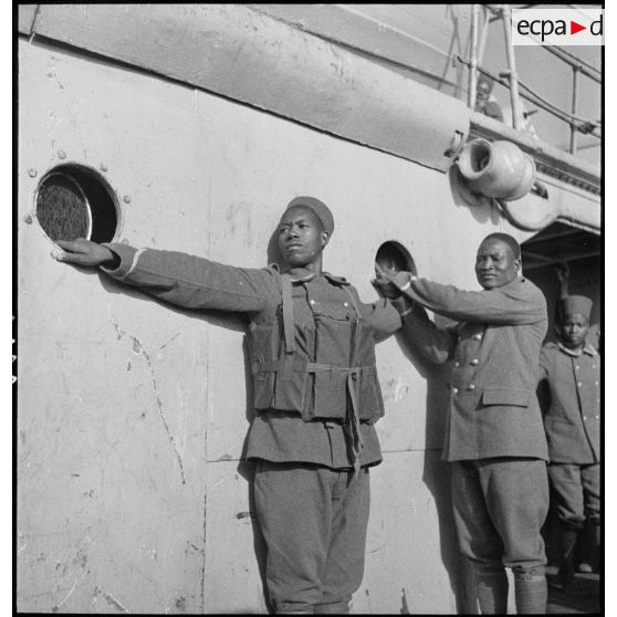 Tirailleurs sénégalais à bord du paquebot Brazza.