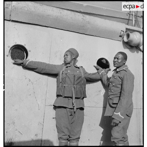 Tirailleurs sénégalais à bord du paquebot Brazza.